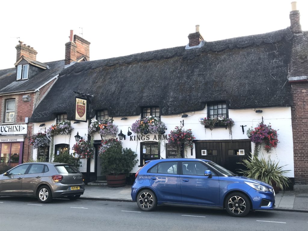 茅葺屋根のパブ